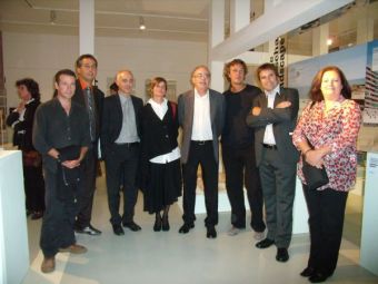 Josep bargalló amb els responsables de l'exposició. Foto: IRL