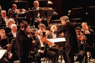 Antoni Ros Marba, amb l'Orquesta Sinfònica de Barcelona. © Efe